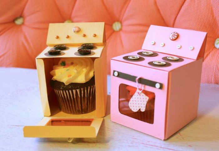 Petits cadeaux anniversaire invités anniversaire enfant fille trop cool présentation de cupcake 