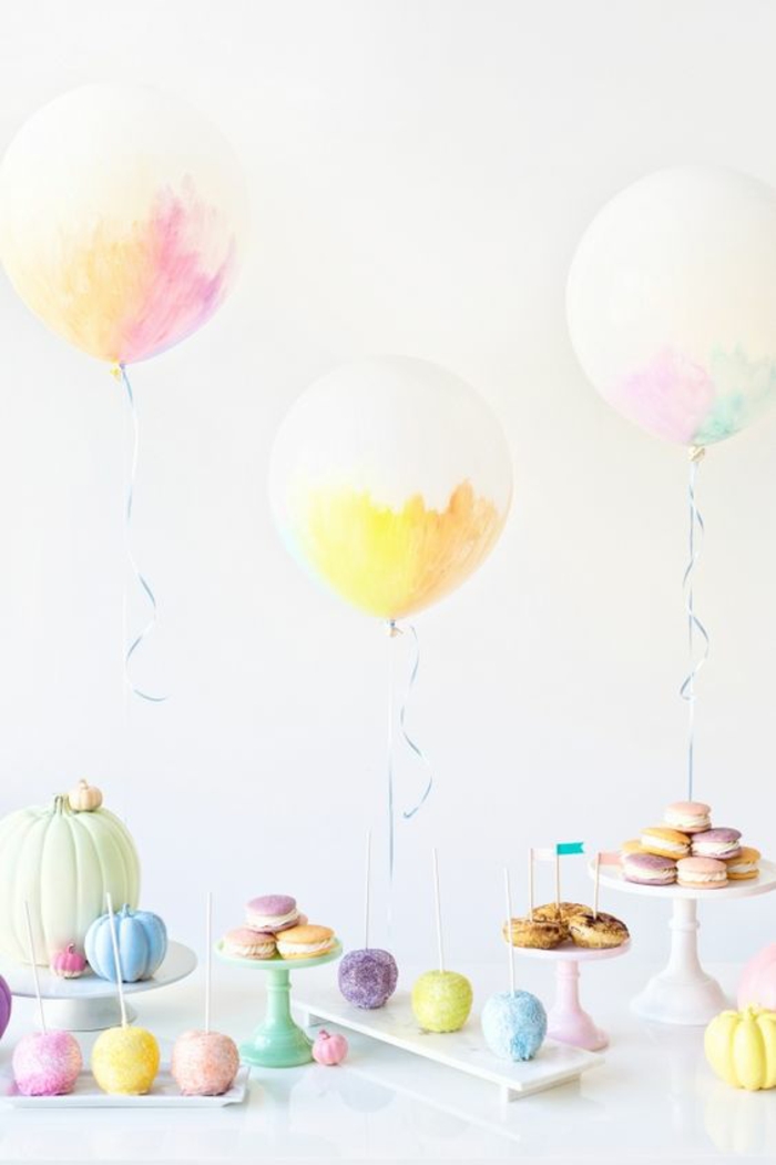comment décorer une baby shower fille, des ballons peints aux couleurs pastels 