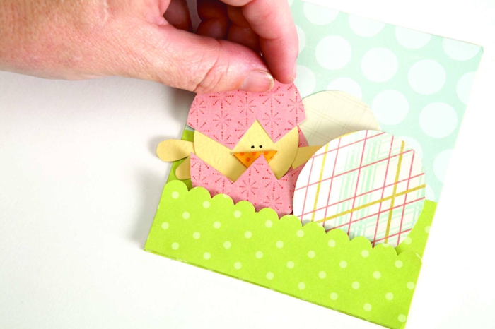 carte de paques, enveloppe verte à motifs points, motif oeuf de paques, poussin de paques jaune, motifs fleur et géométriques