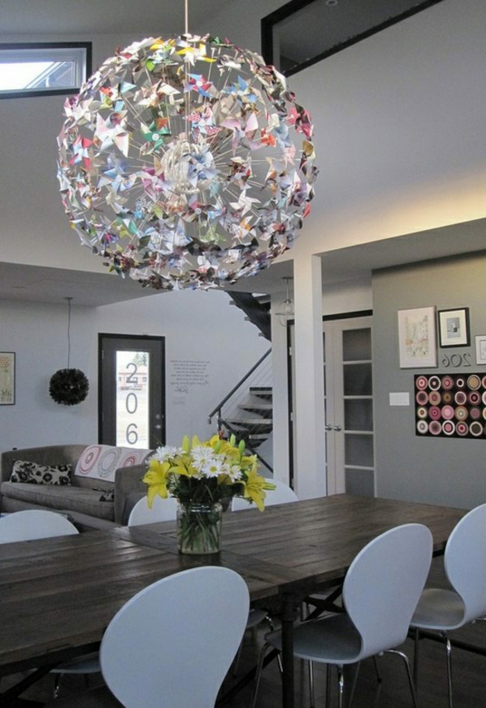 luminaire fait maison, grande boule en papier, abat-jour multicolore, salon blanc et gris
