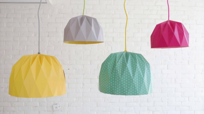 suspension origami, lampe en papier, murs en briques blancs, corde jaune, luminaire origami