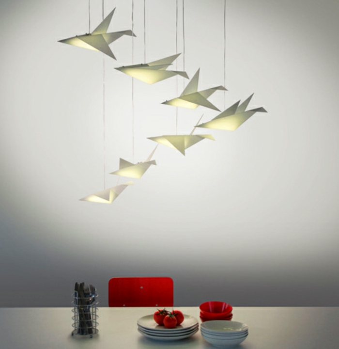luminaire origami, chaise rouge, avions lumineux en papier, luminaire fait maison