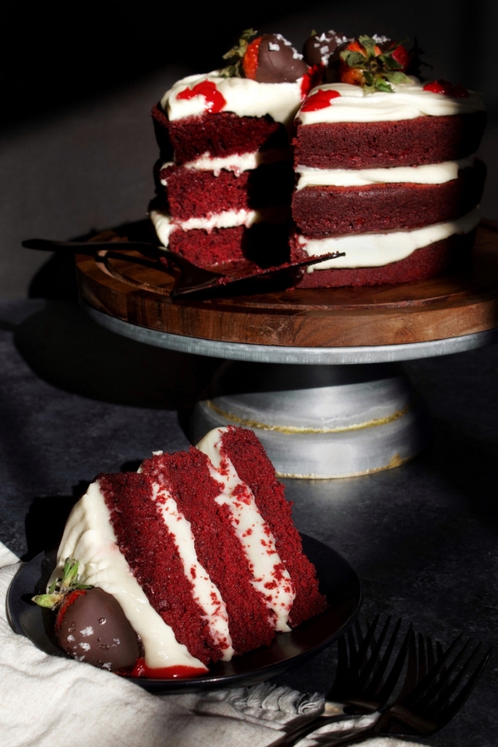 comment faire un gâteau velours rouge, idée gâteau d'anniversaire en rouge et blanc avec décoration fraises au chocolat