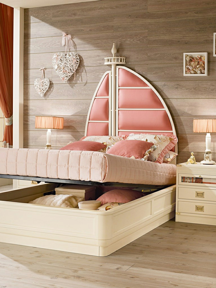 lit douillet, mur en bois, lampe de chevet orange pastel, tête de lit rose