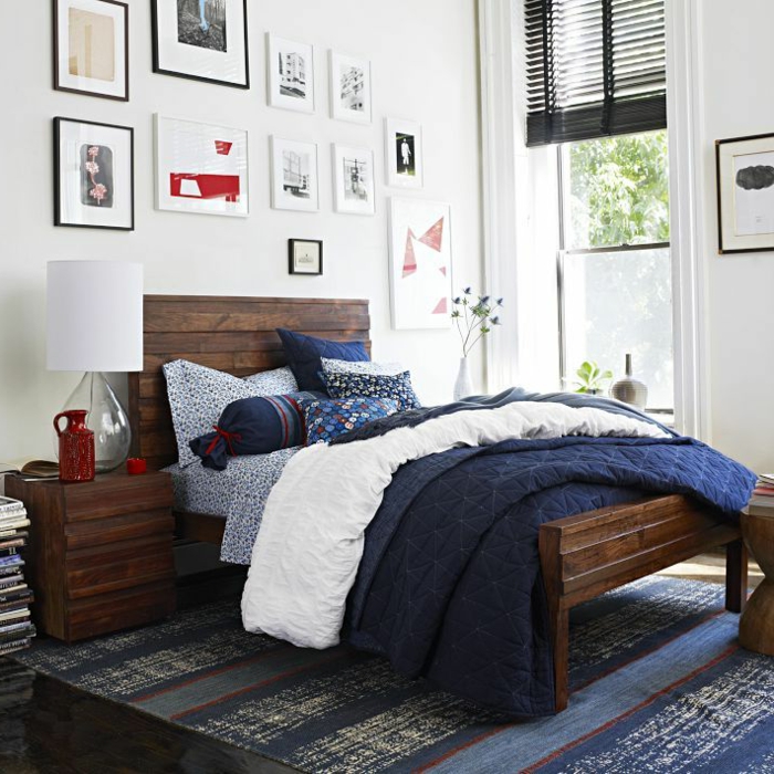 comment faire un lit au carré, cadre de lit en bois, tapis bleu foncé, cadres photos