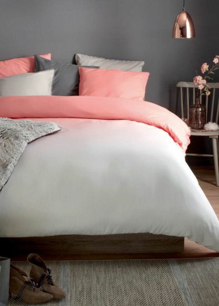 chambre rose et gris, coussins rose et gris, parure de lit blanc et rose ombré, chaise en bois en guise de table de chevet, suspension en cuivre