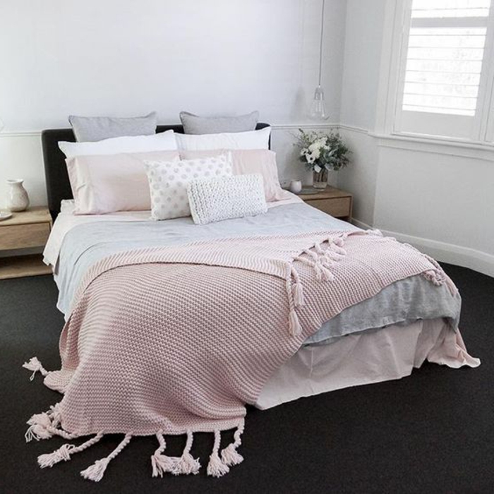 pariure de lit rose, gris et blanc, moquet gris anthracite, couleur peinture mur blanche, tables de nuit en bois, chambre rose et gris