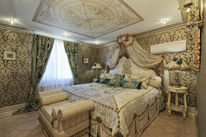 chambre baroque, décoration de plafond en or, papier peint, meuble baroque, rideaux longs verts