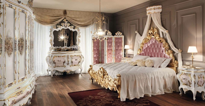  chambre baroque, parquet en bois, rideaux longs, lustre en cristaux, décoration en or, lit baroque