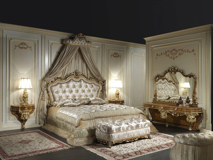 chambre baroque, plafond noir, murs beige avec déco dorée, meuble baroque
