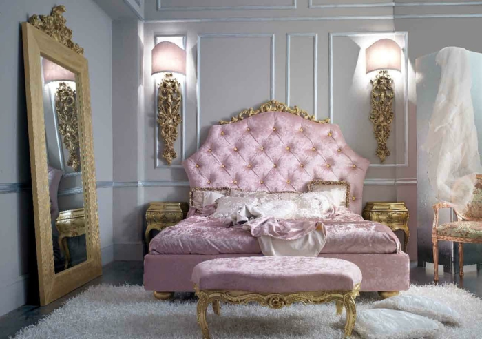 décoration baroque, lit baroque en rose, grand miroir doré, tapis blanc moelleux, chambre baroque