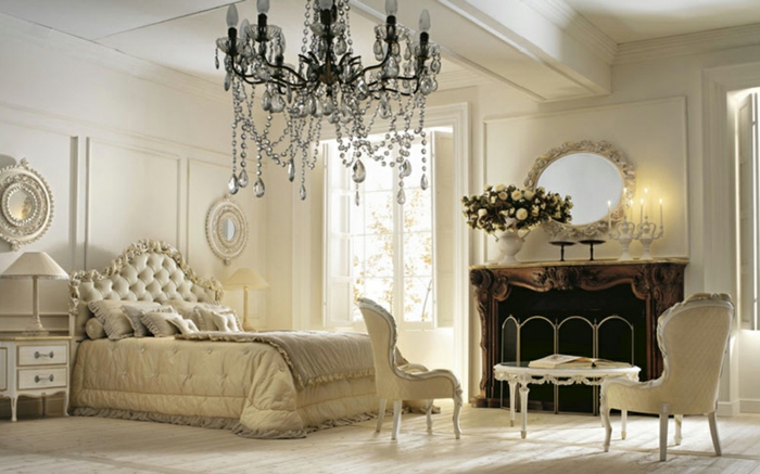 lit baroque blanc, miroir ovale, décoration baroque, lustre en cristaux, murs blancs, chambre baroque
