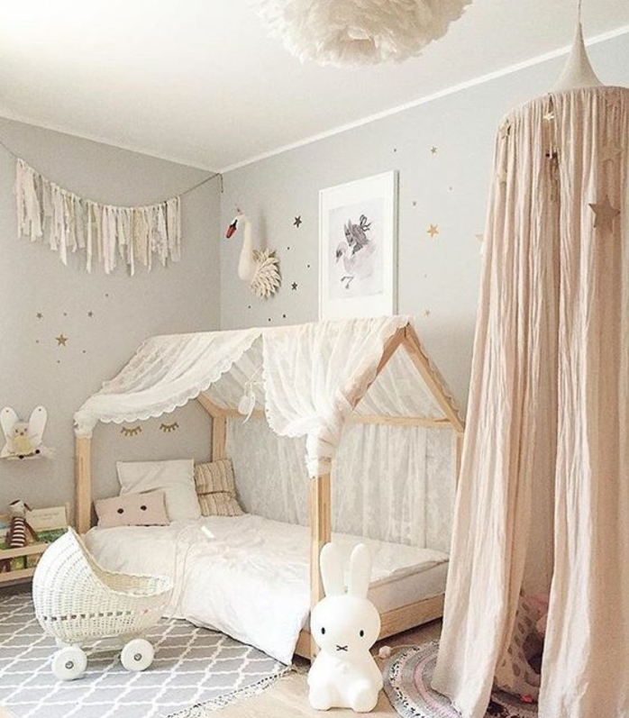 lit bébé montessori, tapis gris à motifs blancs, lit masonnette, linge de lit blanc, mur couleur grise, jouet lapin, mur couleur grise, plafond blanc, tipi enfant