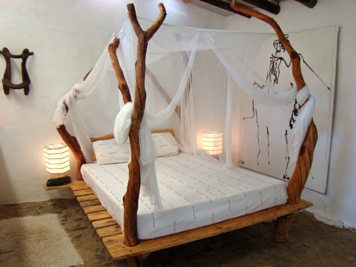 comment faire un lit au carré, cadre de lit en bois, lit à baldaquin, lampes de chevet, teinture murale