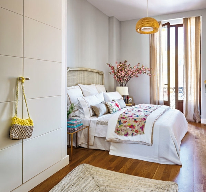 le nid douillet, parquet en bois, tapis beige, rideaux longs, couverture de lit en motifs floraux