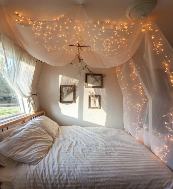 le nid douillet, grand lit à baldaquin, guirlande lumineuse, cadre photos en bois