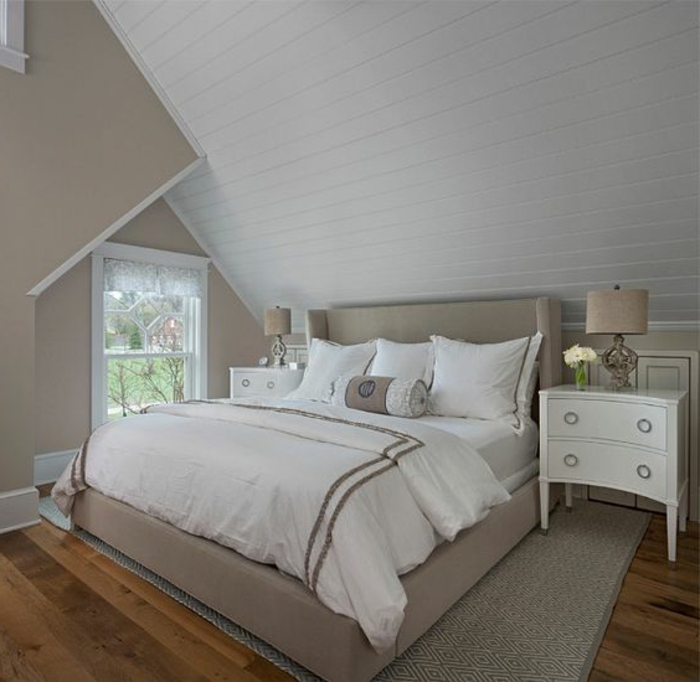 lit couleur grise, linge de lit blanc, parquet en bois, meuble de nuit avec tiroirs, peinture murale en gris et blanc, déco chambre sous pente classique