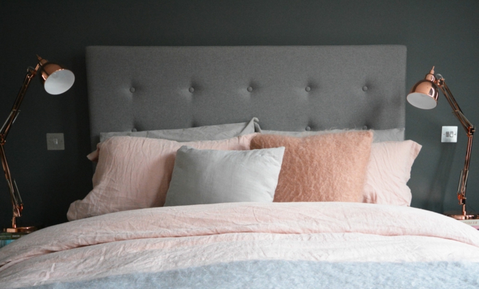 couleur mur gris anthracite, lampes de chevet en cuivre, linge de lit rose et gris, lit gris, peinture chambre adulte