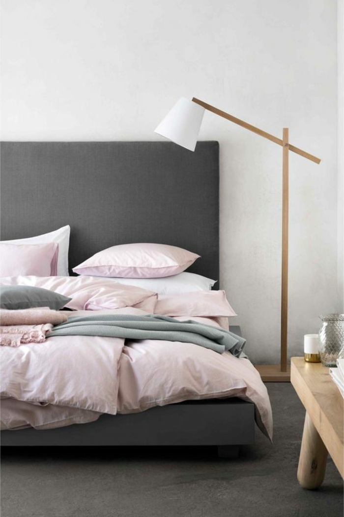 lit couleur gris antharcite, linge de lit blanc, rose et gris clair, tapis gris foncé, table basse en bois, lampe design, deco chambre fille
