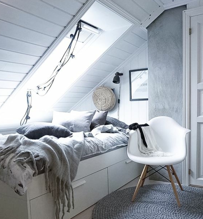 lit blanch avec rangements, linge de lit gris, couleur mur blanc, deco art mural, tapis gris, chaise scandinave, déco chambre sous pente