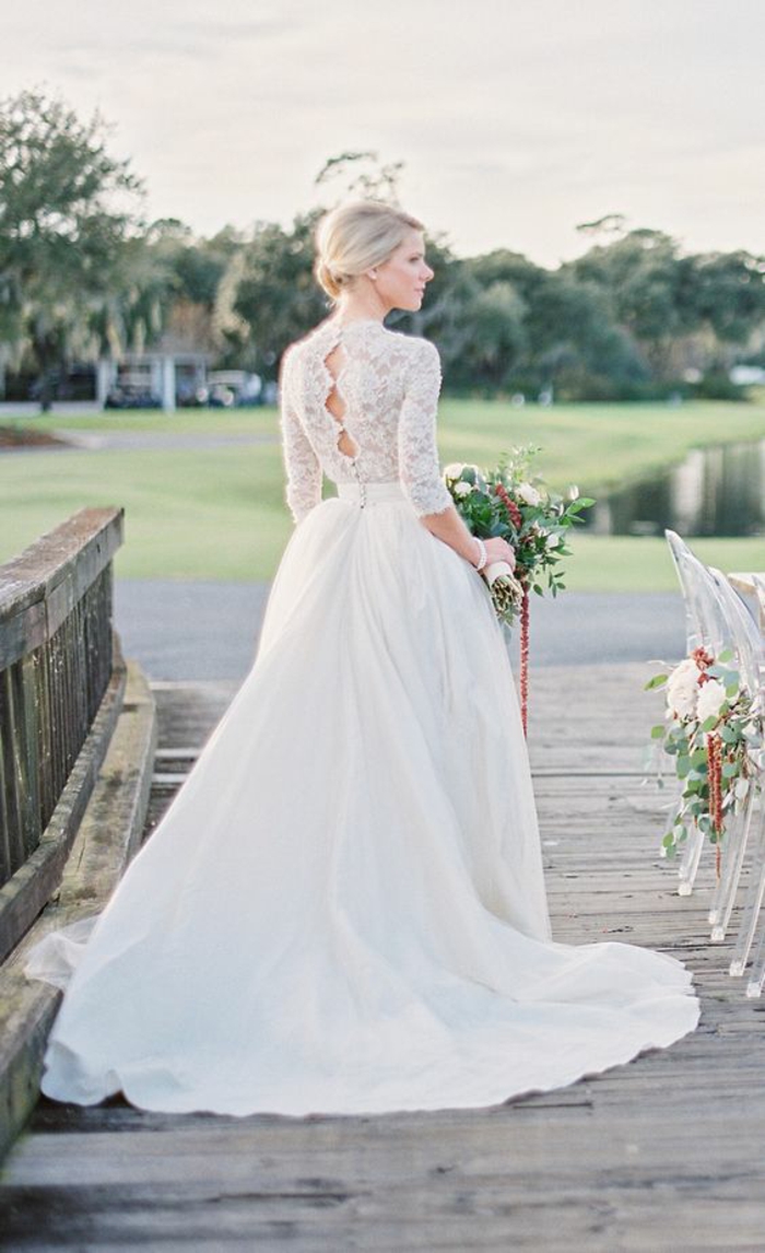 robe de mariée simple et chic à manches longues dentelle, dos boutonné