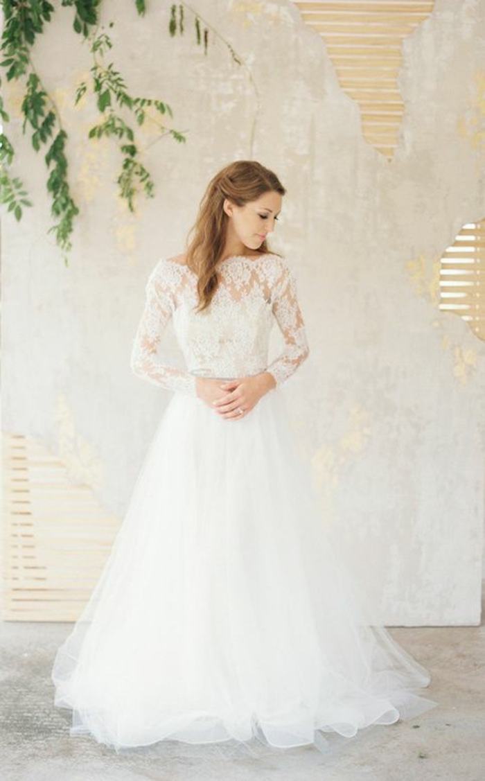 robe de mariée dentelle traditionnelle à col bateau, jupe en tulle volumineuse