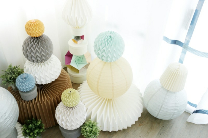 lampe origami, boules à tailles et couleurs différentes, parquet en bois, plantes vertes