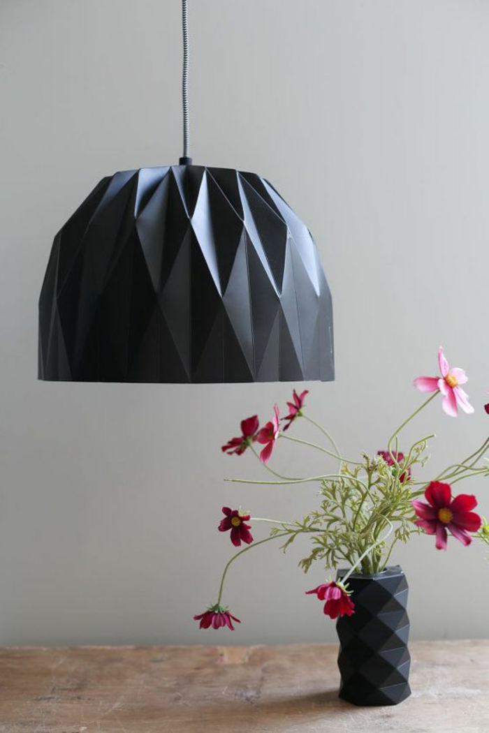 suspension origami, lampe en papier noire, vase à motifs origami, table en bois