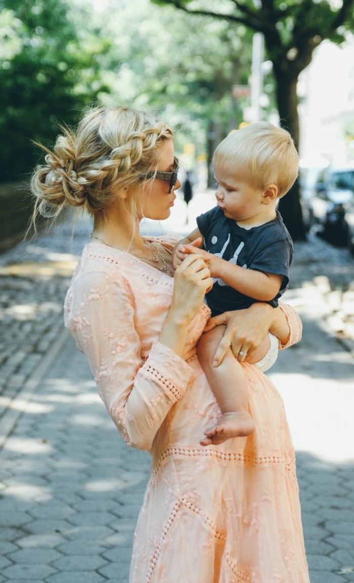 coiffure simple a faire maman et son bebe robe peche