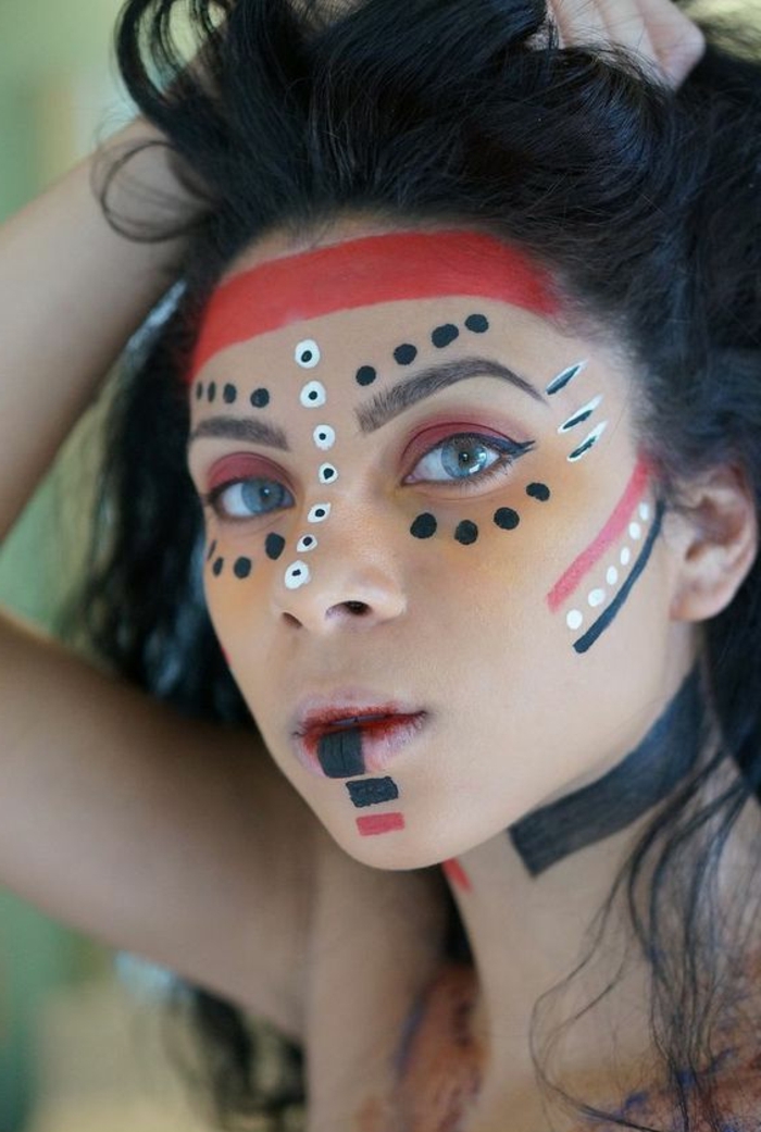  maquillage indien femme, mettre sur son visage toutes les couleurs de l'arc-en-ciel