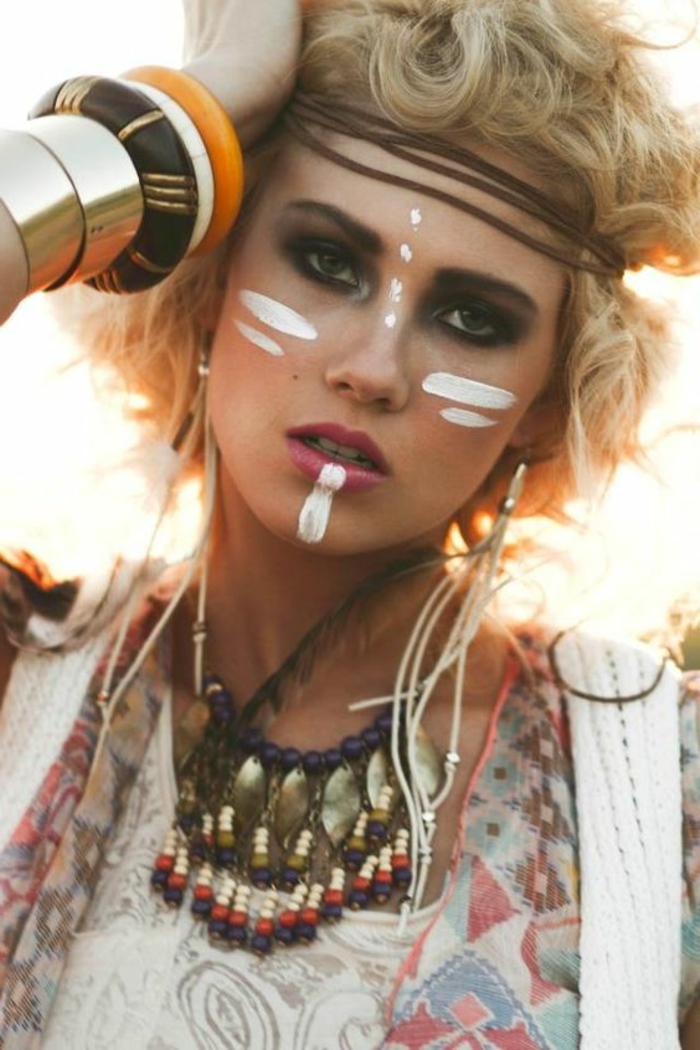  maquillage indien femme, femme blonde aux cheveu courtsn bracelets massifs