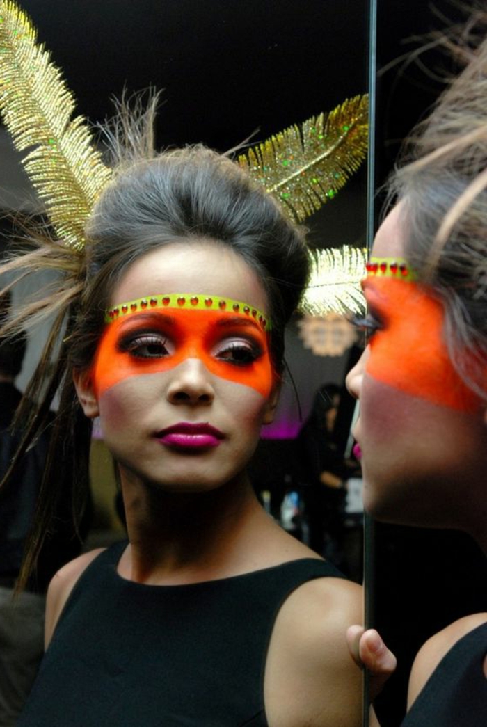  maquillage indien femme, face painting sur un visage féminin et plumes dorés