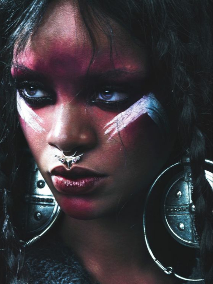 maquillage indien femme, fille afro au face paint pourpre