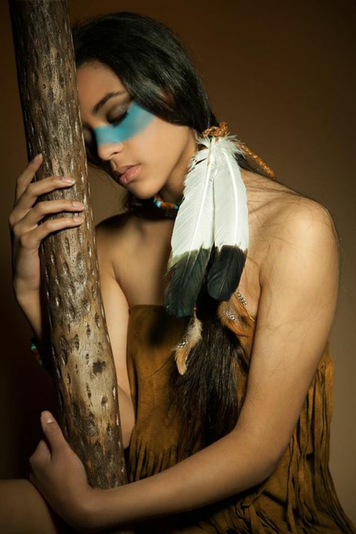 maquillage indienne, deux plumes en noir et blanc, coiffure style Pocahontas 