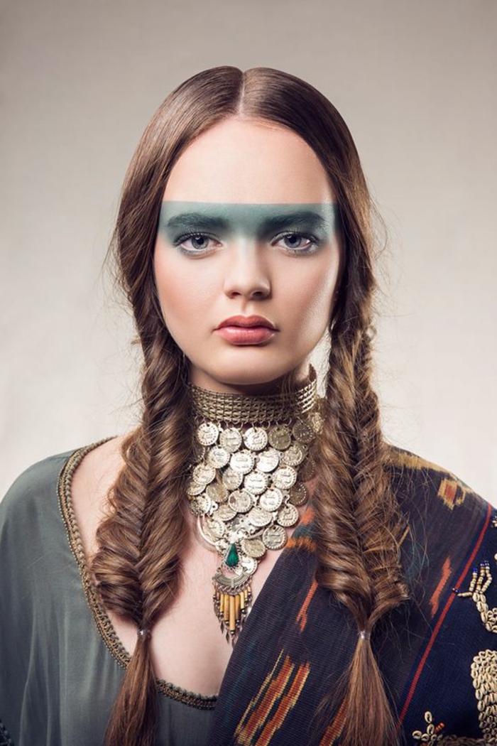 maquillage indienne, face paint original, collier original en ethno style et tresses épi 