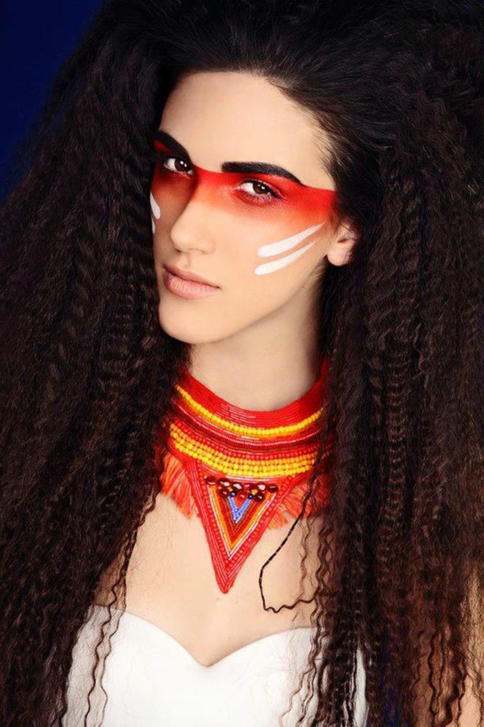 maquillage indienne, bijoux ethniques et grande raie rouge aux yeux