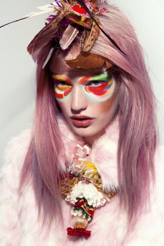 maquillage indienne super coloré, cheveux lilas pâle, couronne de plume moderne 