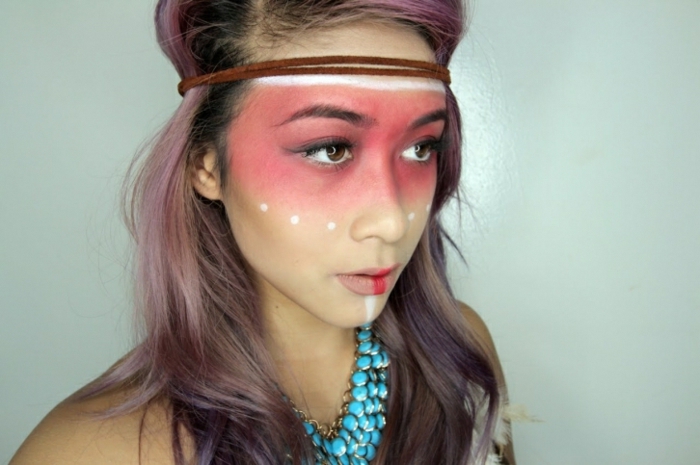 maquillage indienne, collier bleu, cheveux en couleur lilas