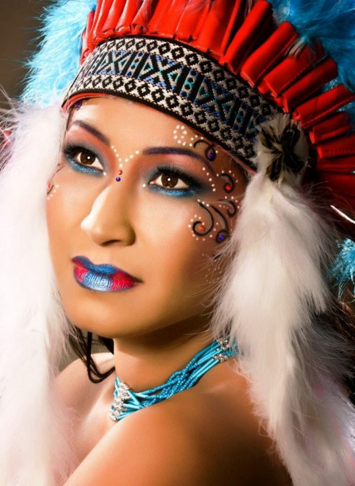 maquillage indienne, maquillage festif, couronne plantureuse colorée et eyeliner bleu