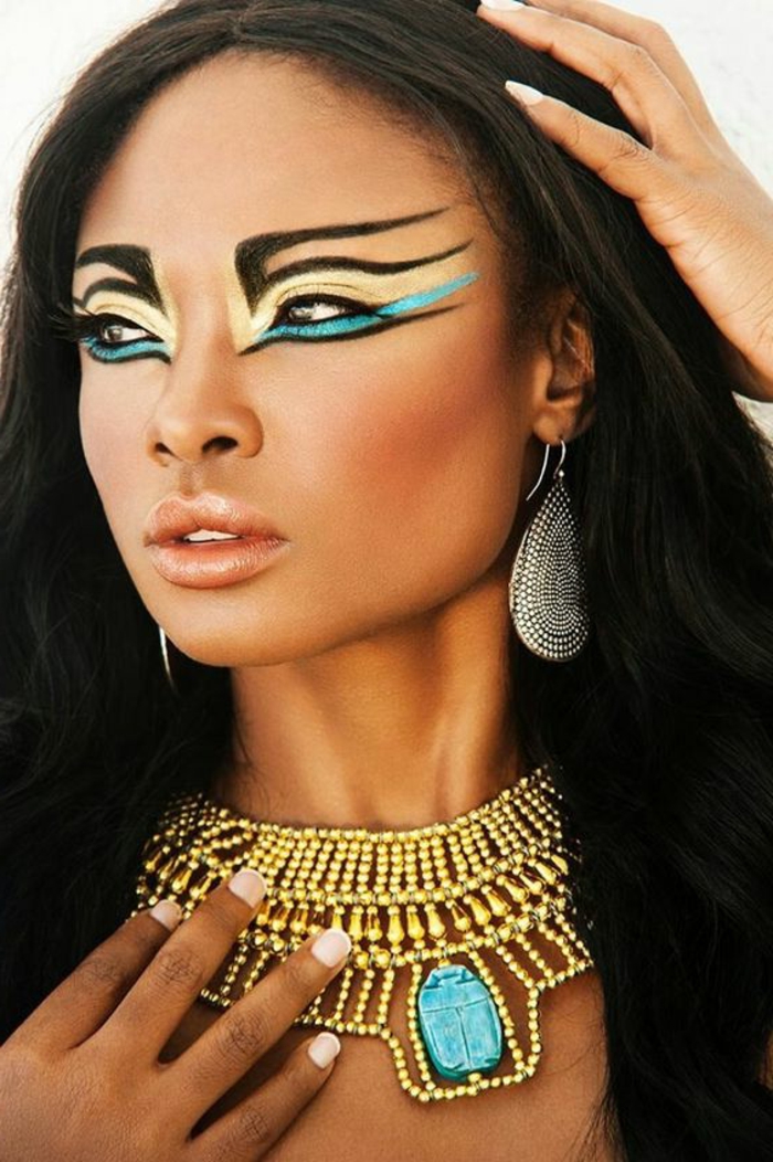 maquillage indienne, collier statement petites perles, oeil imitant l'oeil de chat 