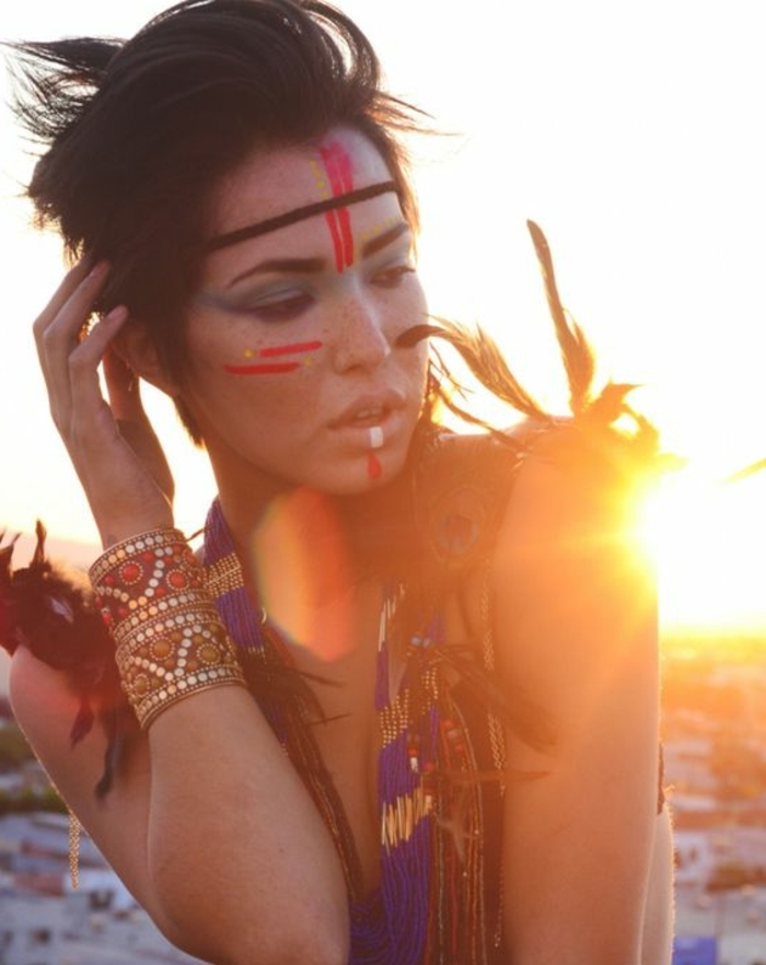 maquillage indienne femme, bracelets ethniques et bande de cheveux noire,