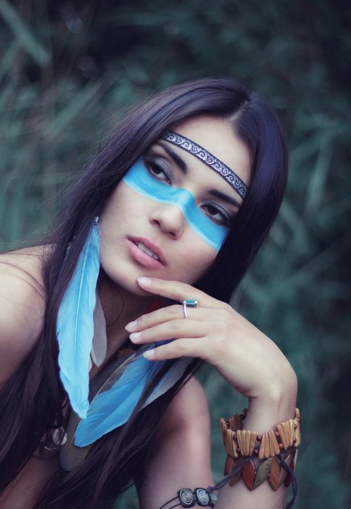 maquillage indienne femme, plumes bleues acrochées aux cheveux