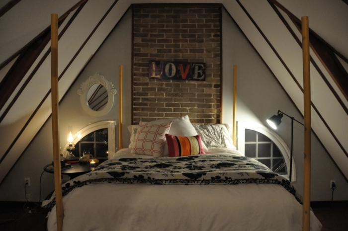 comment faire un lit au carré, plafond avec poutre en bois, miroir ovale, lampe de chevet