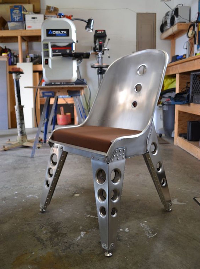 chaise industrielle en aluminium forgé design