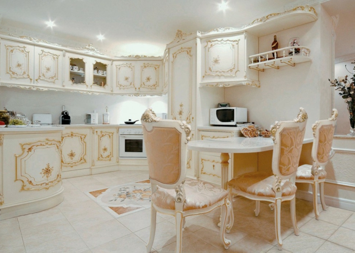 décoration baroque, meubles de charme, cuisine blanche avec déco dorée