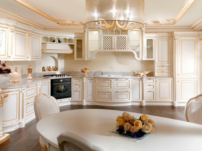 décoration baroque, plafond suspendu, cuisine blanche avec déco dorée, mobilier baroque