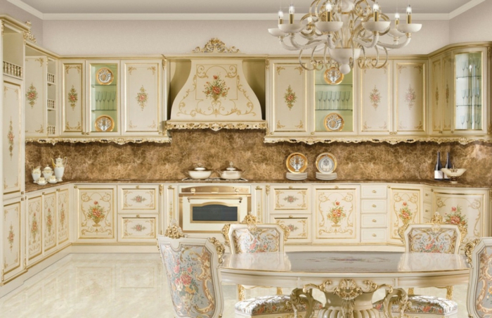 meubles de charme, cuisine dorée, dosseret en marbre, lustre en cristaux, décoration baroque