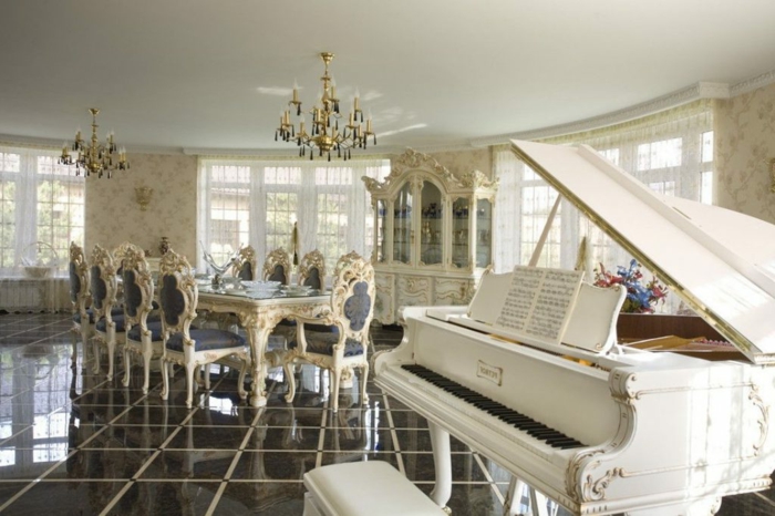 meubles de charme, salle à manger, décoration baroque, piano, papier peint à motifs floraux, plafond blanc