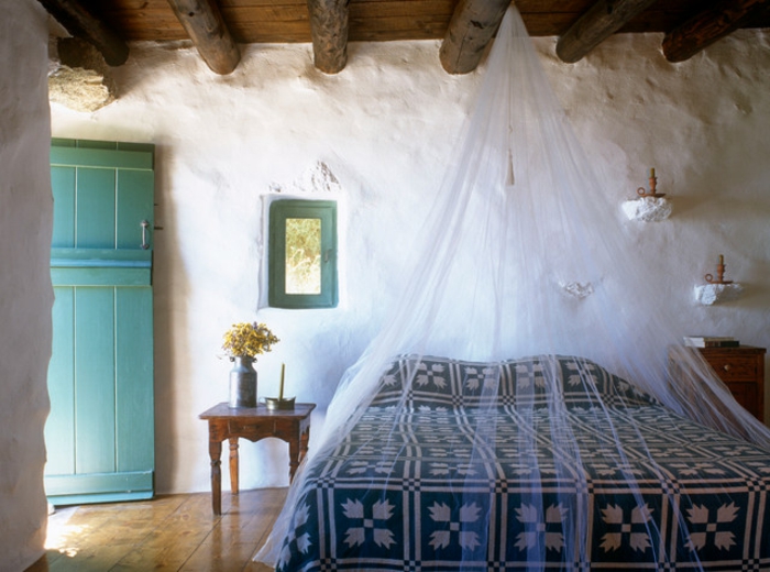 décoration grecque, plafond avec poutres en bois, murs blanchis, porte turquoise