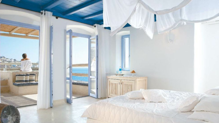 décoration grecque, portes vers la terrasse, fenêtre bleu clair, plafond avec poutres en bois